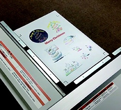 磁片放置在刻字機(jī)上。